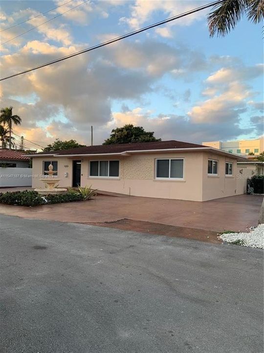 For Sale: $580,000 (3 beds, 2 baths, 1169 Square Feet)