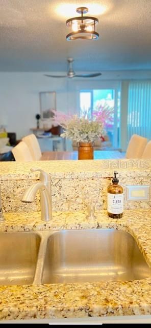 Active With Contract: $249,900 (2 beds, 1 baths, 915 Square Feet)