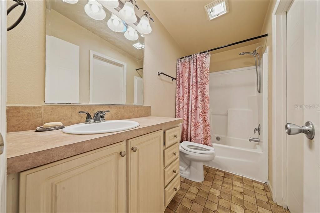 На продажу: $359,900 (4 спален, 2 ванн, 2280 Квадратных фут)