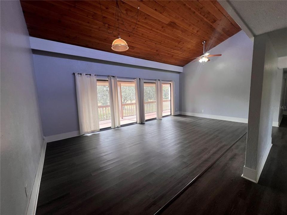 For Sale: $107,800 (1 beds, 1 baths, 974 Square Feet)