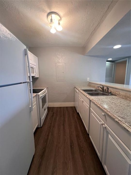 For Sale: $107,800 (1 beds, 1 baths, 974 Square Feet)
