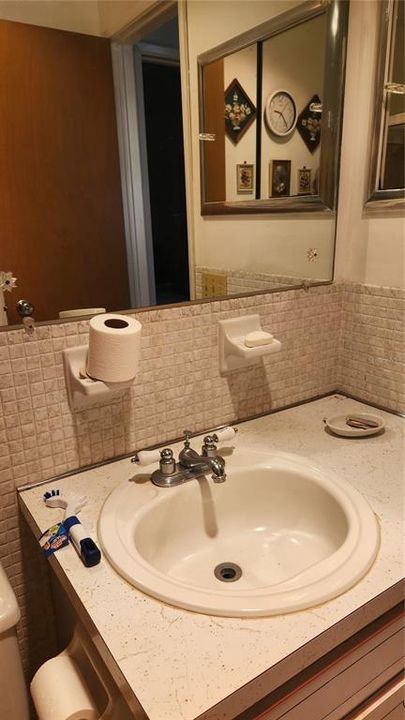 For Sale: $69,000 (2 beds, 1 baths, 870 Square Feet)