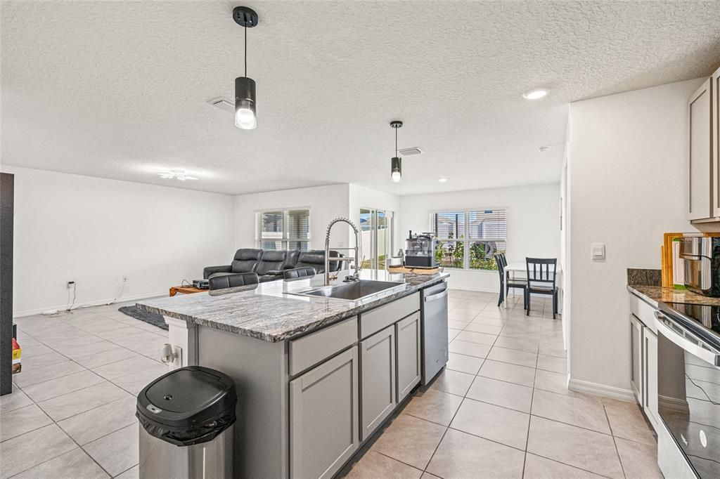 Active With Contract: $275,000 (3 beds, 2 baths, 1672 Square Feet)