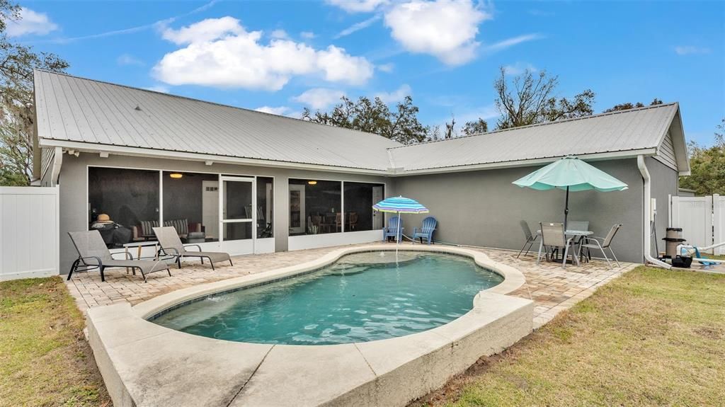 合同活跃: $700,000 (4 贝兹, 3 浴室, 2699 平方英尺)