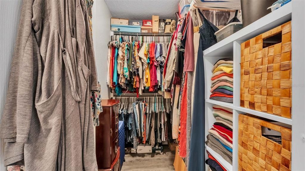 合同活跃: $700,000 (4 贝兹, 3 浴室, 2699 平方英尺)