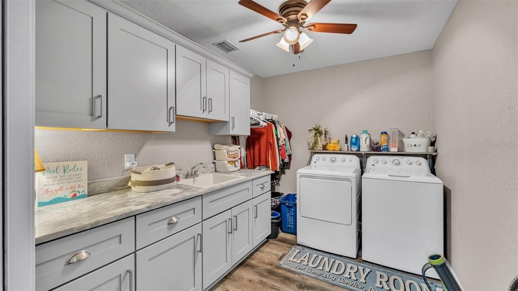 合同活跃: $700,000 (4 贝兹, 3 浴室, 2699 平方英尺)