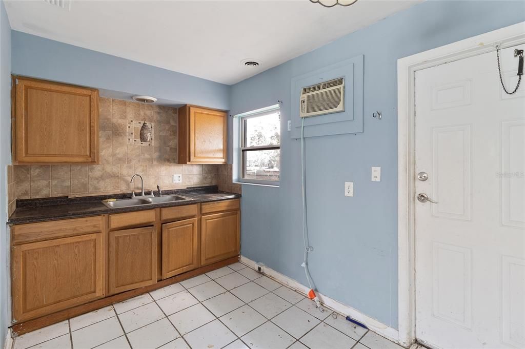 待售: $479,000 (4 贝兹, 0 浴室, 1400 平方英尺)