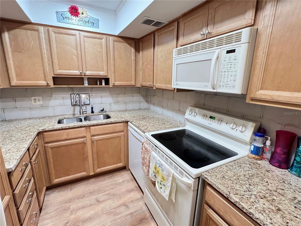 Activo con contrato: $75,000 (2 camas, 2 baños, 919 Pies cuadrados)