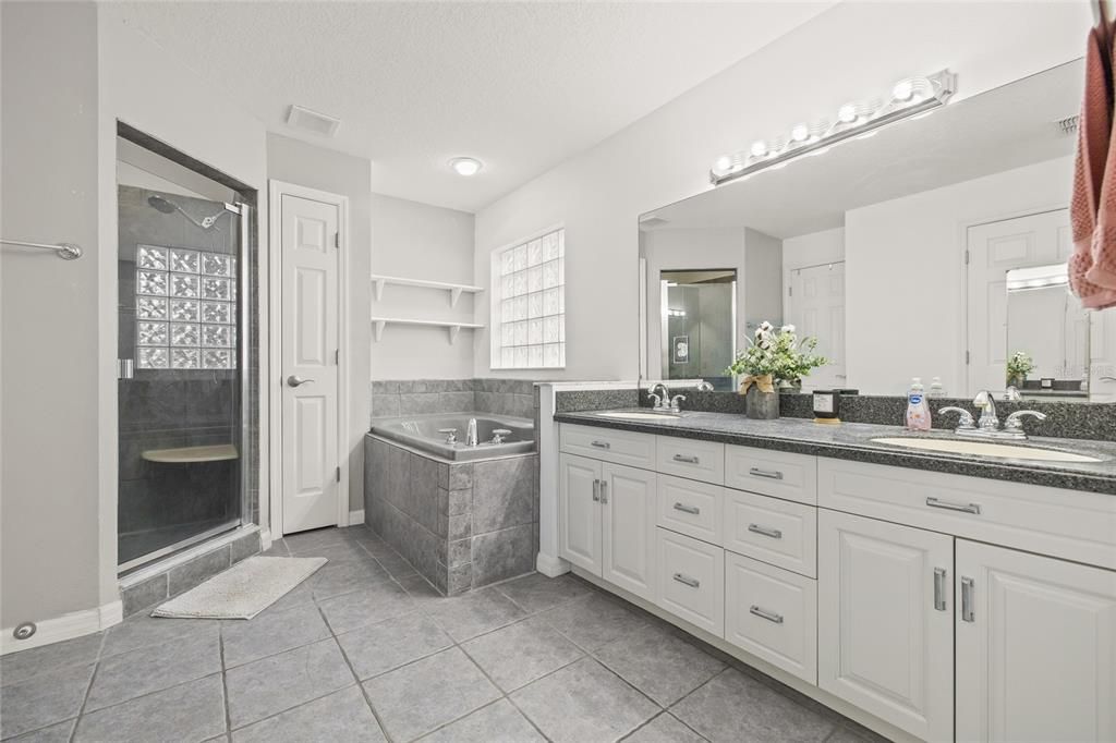 For Sale: $950,000 (7 beds, 5 baths, 4669 Square Feet)