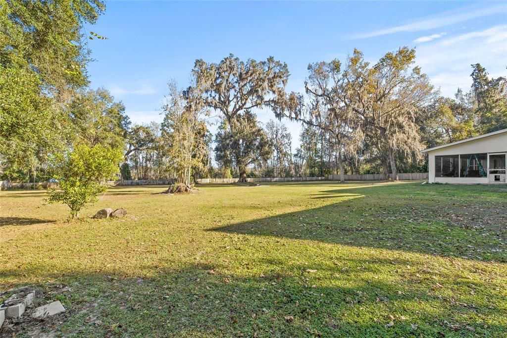 For Sale: $950,000 (7 beds, 5 baths, 4669 Square Feet)