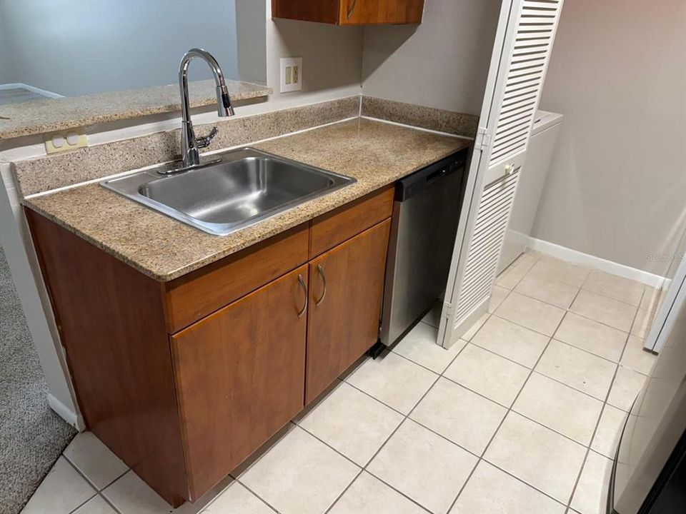 Под контрактом: $143,000 (1 спален, 1 ванн, 715 Квадратных фут)