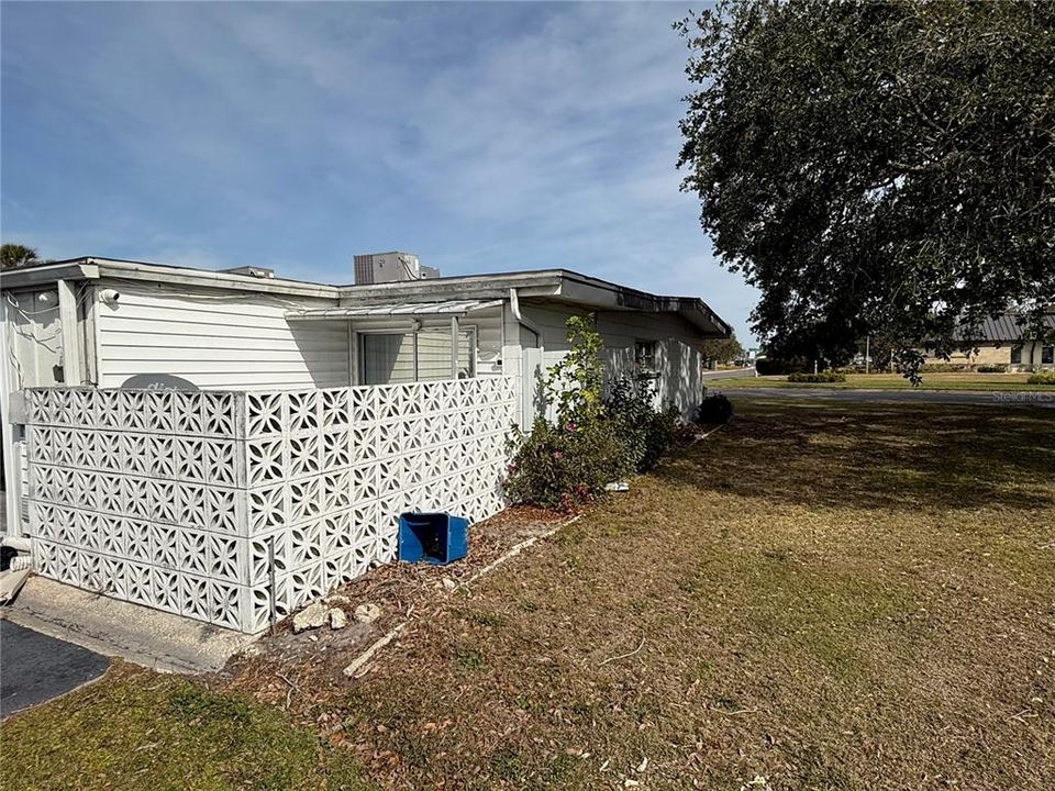 Под контрактом: $135,000 (2 спален, 1 ванн, 899 Квадратных фут)