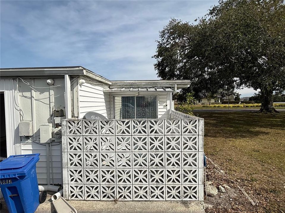 Под контрактом: $135,000 (2 спален, 1 ванн, 899 Квадратных фут)