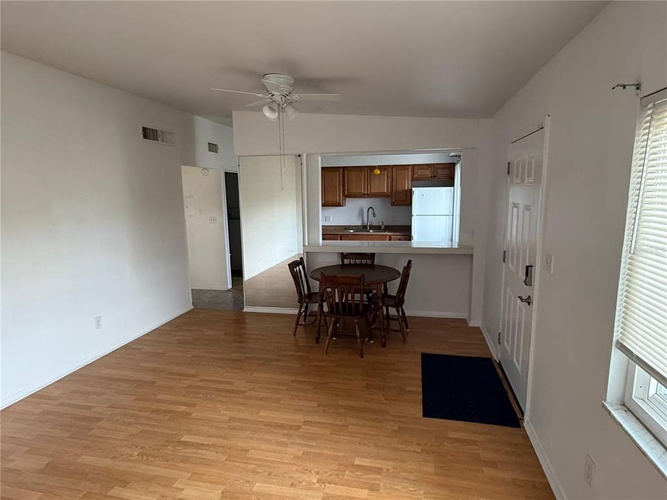 Под контрактом: $135,000 (2 спален, 1 ванн, 899 Квадратных фут)