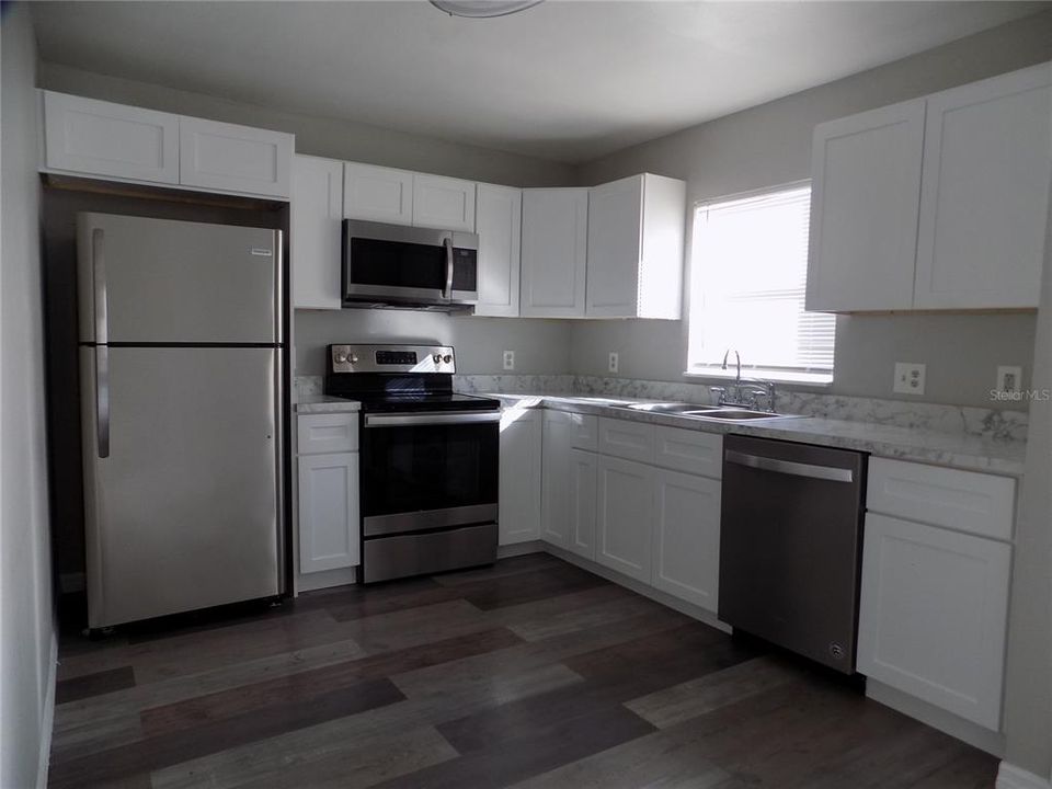 待售: $512,000 (6 贝兹, 0 浴室, 2388 平方英尺)