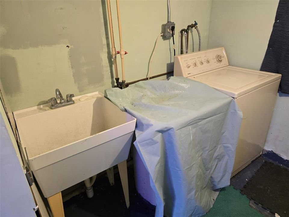 На продажу: $124,990 (2 спален, 1 ванн, 464 Квадратных фут)