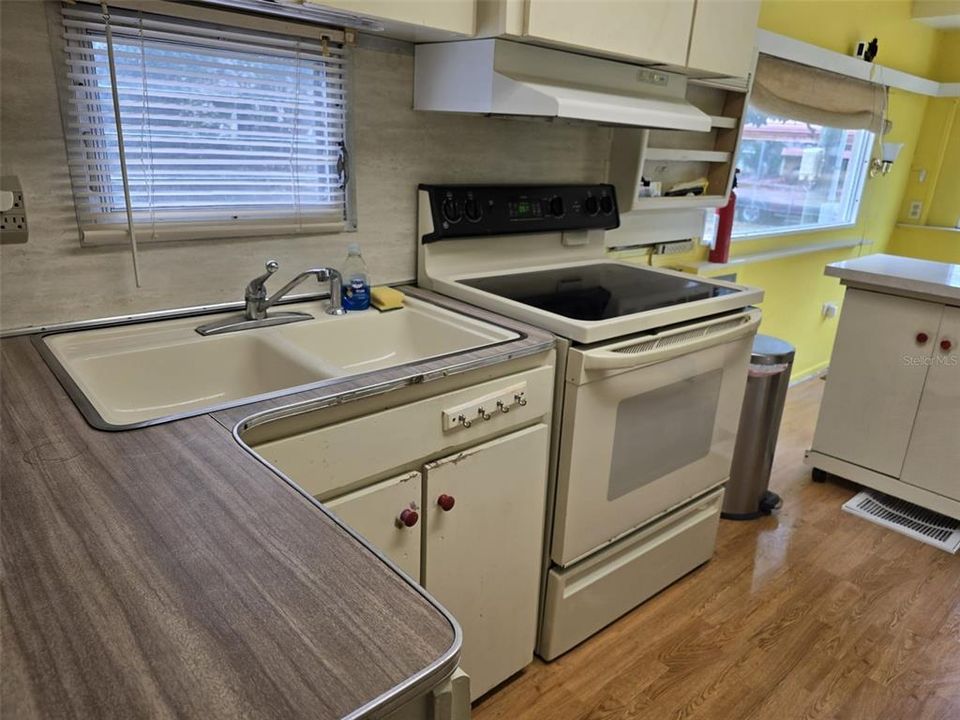 На продажу: $124,990 (2 спален, 1 ванн, 464 Квадратных фут)