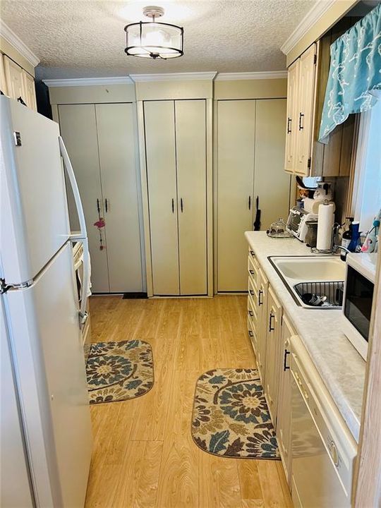 Active With Contract: $84,900 (2 beds, 2 baths, 960 Square Feet)