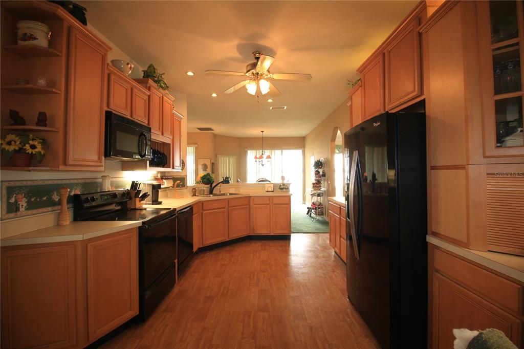 Activo con contrato: $549,000 (3 camas, 2 baños, 2360 Pies cuadrados)