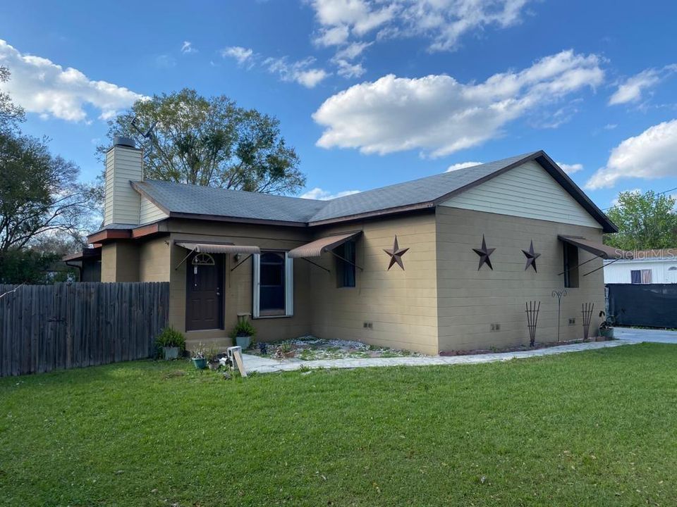 Recently Rented: $1,800 (3 beds, 2 baths, 1152 Square Feet)