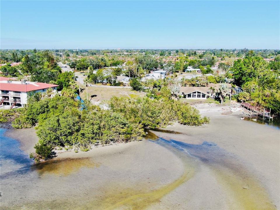 На продажу: $699,000 (0.51 acres)