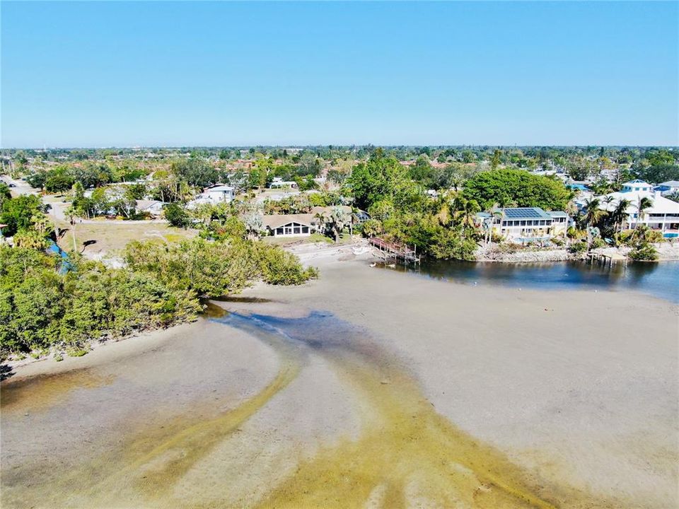 На продажу: $699,000 (0.51 acres)