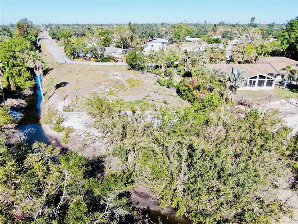 На продажу: $699,000 (0.51 acres)