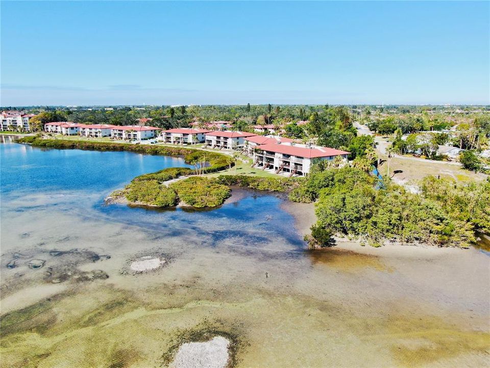 На продажу: $699,000 (0.51 acres)
