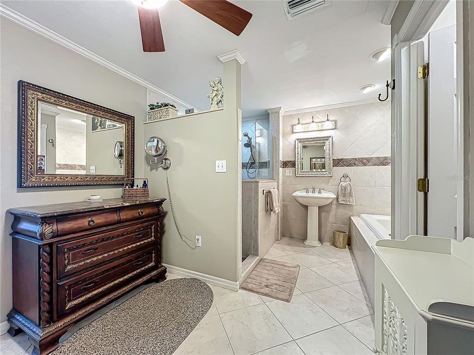 En Venta: $1,149,999 (3 camas, 2 baños, 1884 Pies cuadrados)