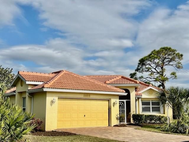 Activo con contrato: $295,000 (2 camas, 2 baños, 1427 Pies cuadrados)