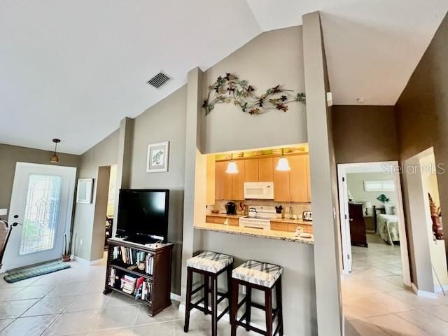 Activo con contrato: $295,000 (2 camas, 2 baños, 1427 Pies cuadrados)