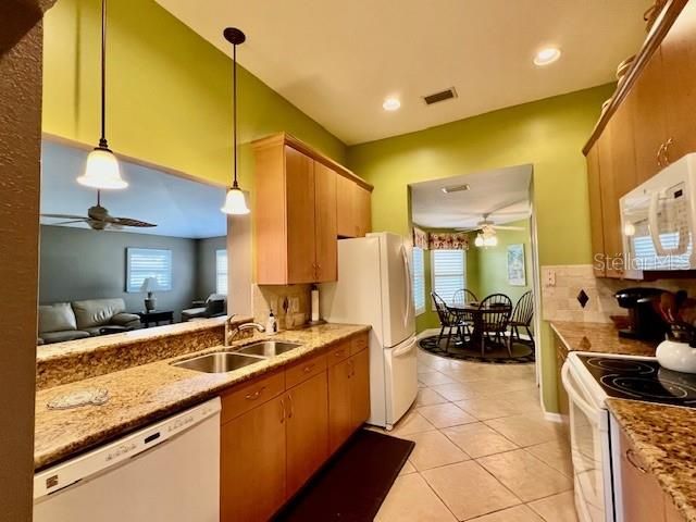 Activo con contrato: $295,000 (2 camas, 2 baños, 1427 Pies cuadrados)