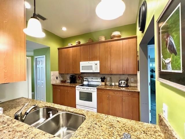 Activo con contrato: $295,000 (2 camas, 2 baños, 1427 Pies cuadrados)