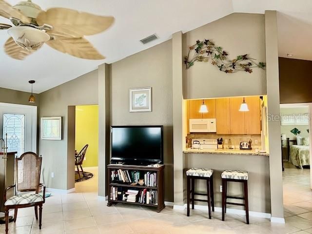 Activo con contrato: $295,000 (2 camas, 2 baños, 1427 Pies cuadrados)