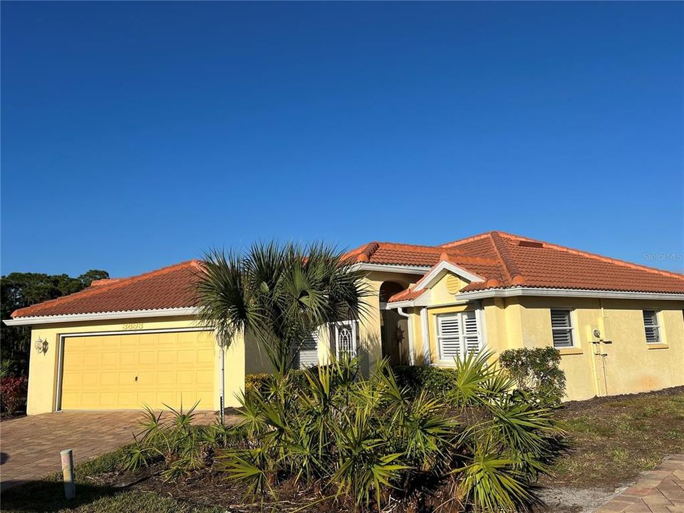 Activo con contrato: $295,000 (2 camas, 2 baños, 1427 Pies cuadrados)