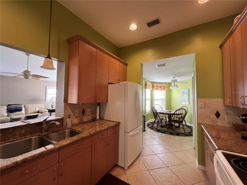 Activo con contrato: $295,000 (2 camas, 2 baños, 1427 Pies cuadrados)