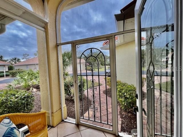 Activo con contrato: $295,000 (2 camas, 2 baños, 1427 Pies cuadrados)