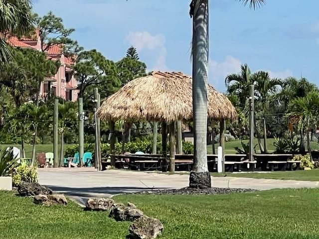 Activo con contrato: $295,000 (2 camas, 2 baños, 1427 Pies cuadrados)