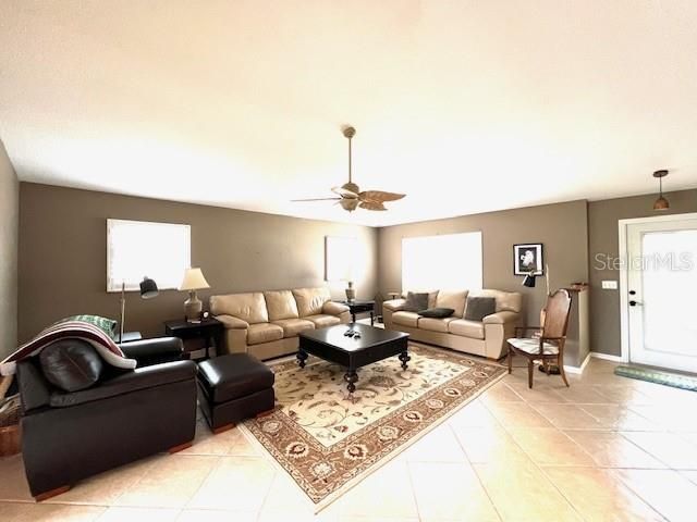 Activo con contrato: $295,000 (2 camas, 2 baños, 1427 Pies cuadrados)