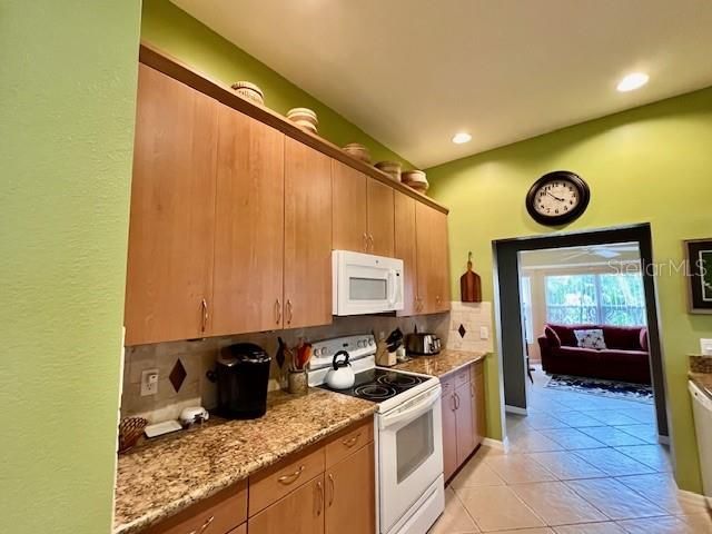 Activo con contrato: $295,000 (2 camas, 2 baños, 1427 Pies cuadrados)