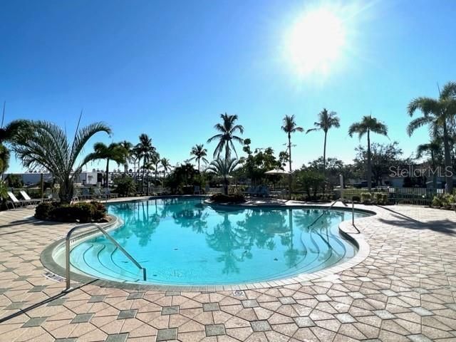 Activo con contrato: $295,000 (2 camas, 2 baños, 1427 Pies cuadrados)