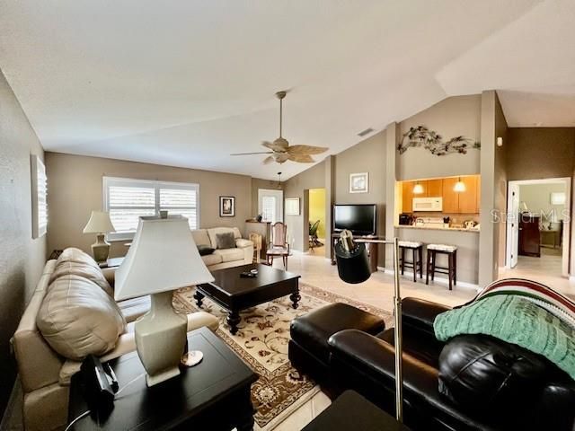 Activo con contrato: $295,000 (2 camas, 2 baños, 1427 Pies cuadrados)