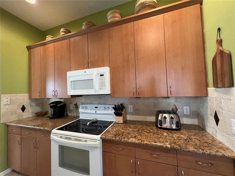 Activo con contrato: $295,000 (2 camas, 2 baños, 1427 Pies cuadrados)