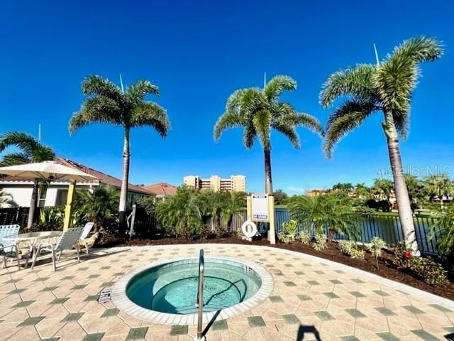 Activo con contrato: $295,000 (2 camas, 2 baños, 1427 Pies cuadrados)