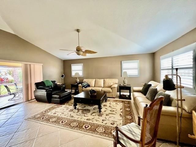 Activo con contrato: $295,000 (2 camas, 2 baños, 1427 Pies cuadrados)