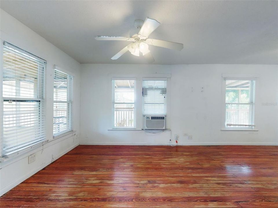 待售: $599,000 (0 贝兹, 0 浴室, 2384 平方英尺)