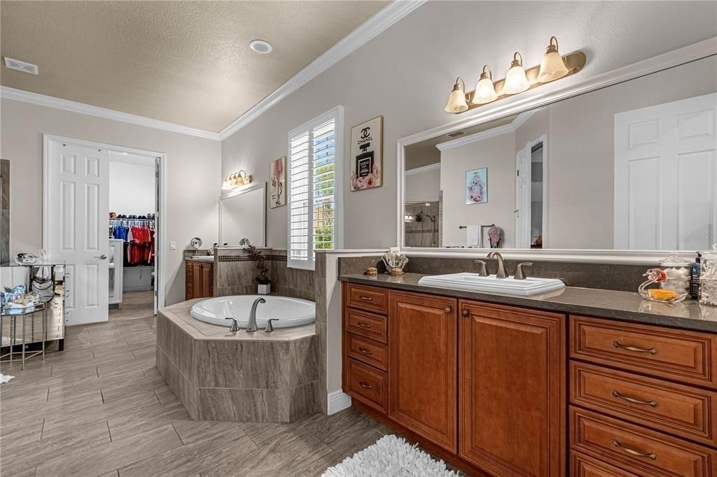 En Venta: $895,000 (5 camas, 5 baños, 5428 Pies cuadrados)