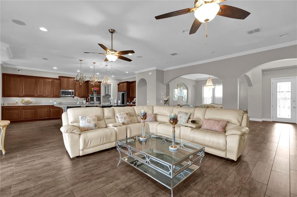 En Venta: $895,000 (5 camas, 5 baños, 5428 Pies cuadrados)