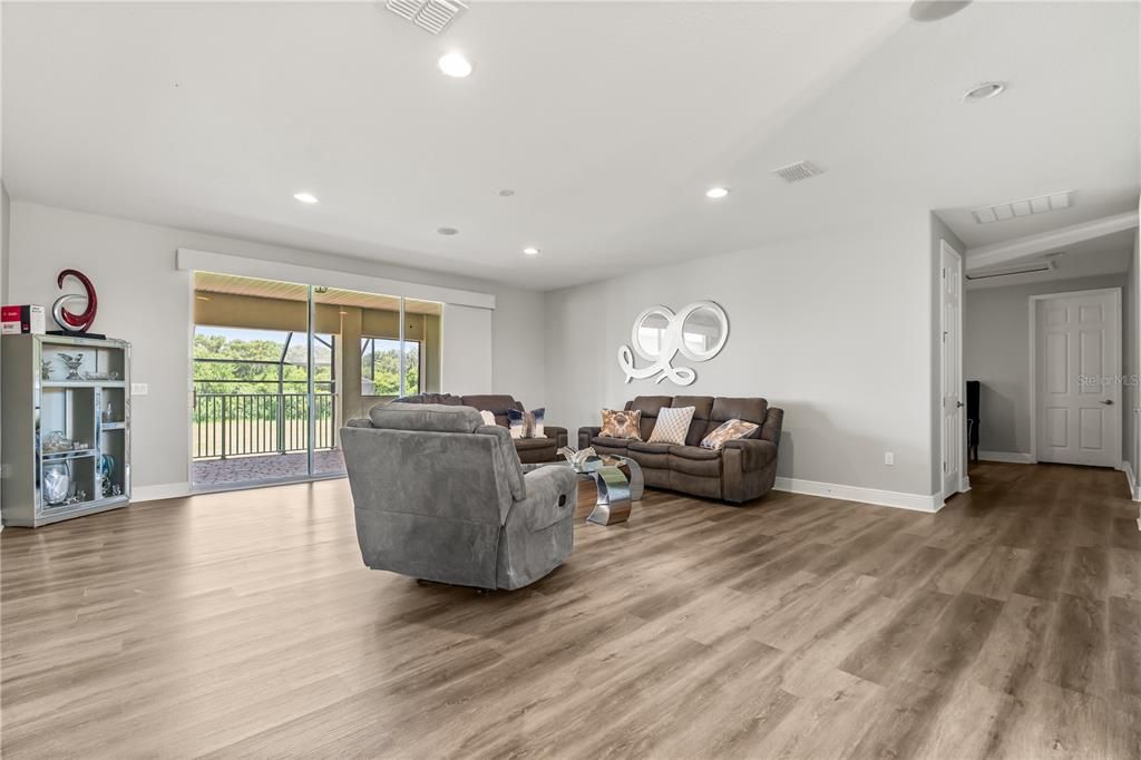 En Venta: $895,000 (5 camas, 5 baños, 5428 Pies cuadrados)