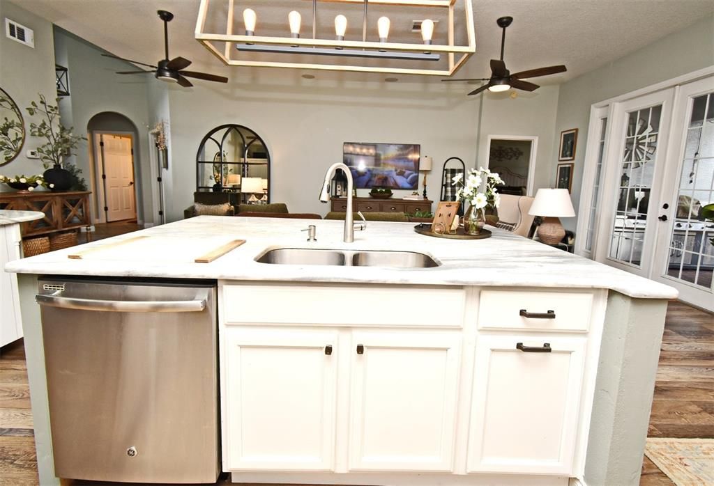 Activo con contrato: $560,000 (3 camas, 2 baños, 1552 Pies cuadrados)